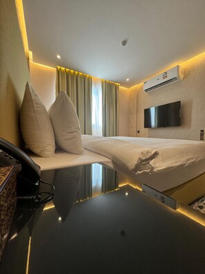 Deluxe Room | Desk, laptop workspace, blackout curtains, soundproofing