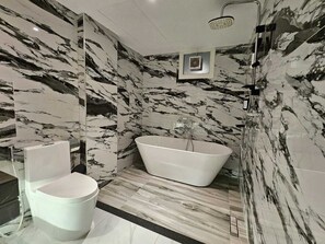 Royal Suite | Bathroom | Hair dryer, slippers, towels