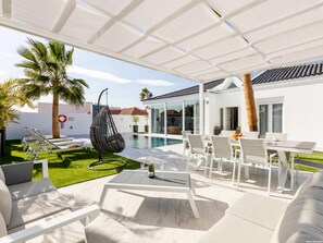 Outdoor dining - Villa Nicole wifi private Heated Pool (Callao Salvaje)