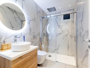 Shower, hair dryer, towels - Villa Nicole wifi private Heated Pool (Callao Salvaje)