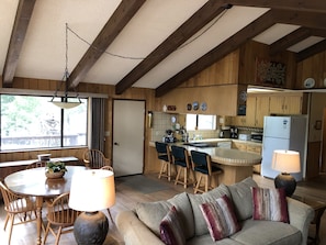 Smart TV, fireplace, DVD player, books - Mountain cabin with fireplace. Minutes away from Shaver Lake and China Peak.  (Shaver Lake)