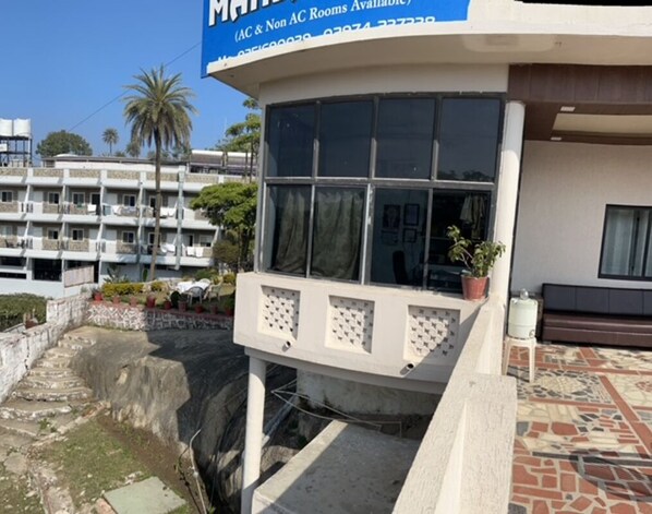 Front of property - Hotel Mansarovar (Abu Road)