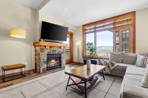 Una televisión, una chimenea