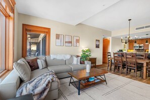 Una televisión, una chimenea