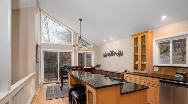 Interior - Bryce Ascent -  ski slope & golf course mtn views! (Basye)