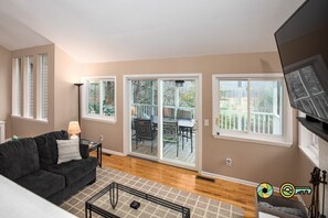 TV, fireplace - Bryce Ascent -  ski slope & golf course mtn views! (Basye)