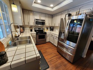 Fridge, microwave, oven, stovetop - Bespoke Home In The Heart Of Turlock (Turlock)