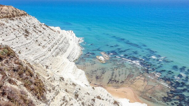 A coastal cliff with clear blue water and rocky formations. - Gorgeous home in Realmonte with WiFi (Realmonte)