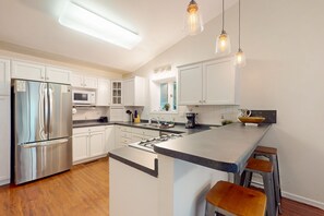 Kjøleskap, mikrobølgeovn, ovn og kokeplater