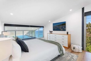 4 bedrooms, desk, iron/ironing board, WiFi - Award-Winning Glass Home | Forresters, Sleeps 8 (Forresters Beach)