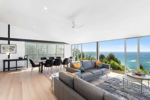 TV - Award-Winning Glass Home | Forresters, Sleeps 8 (Forresters Beach)