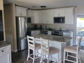 冷蔵庫、電子レンジ、オーブン、コンロ