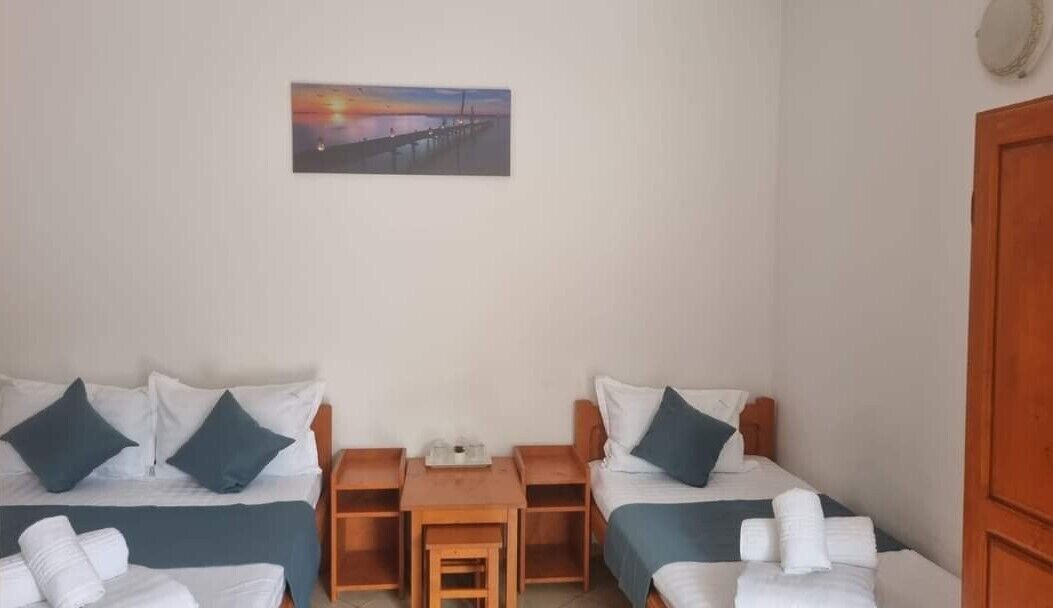 1 habitación, espacio para trabajar con laptop y cortinas blackout 