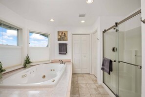 Shower, hair dryer, towels, shampoo - Fantastic Family Friendly Bull Mountain Home, Pets OK, Game Room w/ Ping Pong, Short Walk to Park (Tigard)