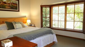 2 quartos, ferros/tábuas de passar roupa, berço de viagem