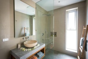 Douche, séchoir à cheveux, serviettes fournies, savon