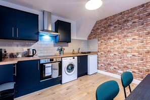 Private kitchen - Harcourt 1B: 2BR Flat with Parking in Newark (Newark-on-Trent)