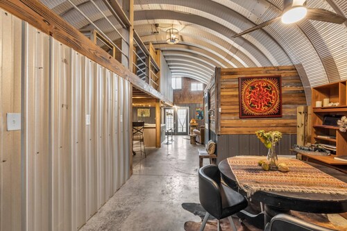 New Listing - Mountaintop with mountain views - Industrial Farm Stay - Chattanooga -Cloudland Canyon