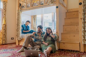 8 Bed Mixed Dorm | 免费 WiFi、床单