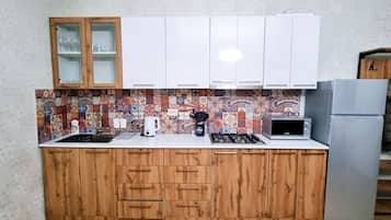 Fridge, microwave, stovetop, electric kettle