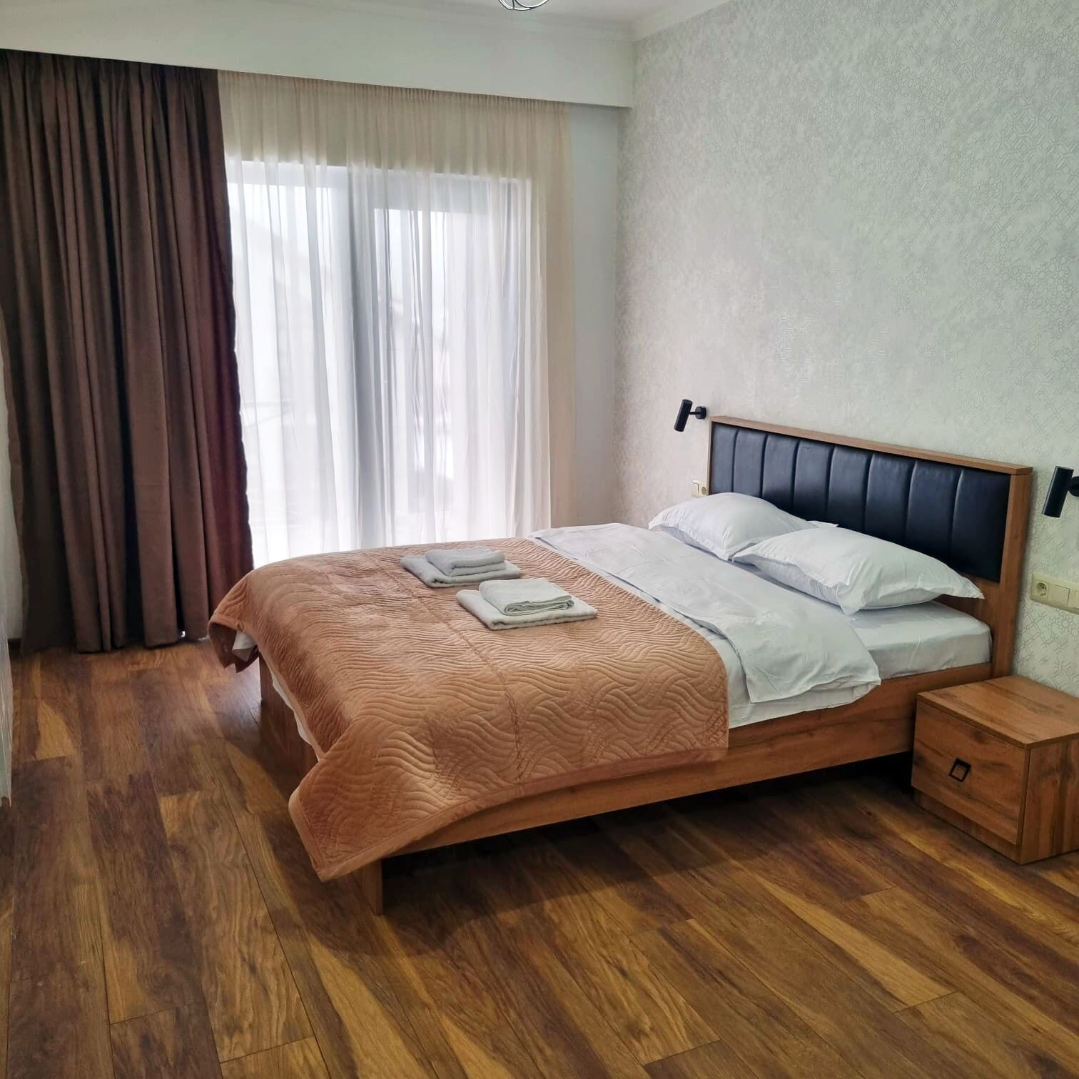 3 habitaciones, tabla de planchar con plancha, wifi y ropa de cama 