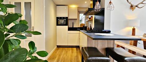 Fridge, microwave, stovetop, dishwasher