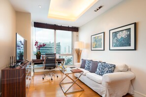 Apartment, 2 Bedrooms, City View | Living room