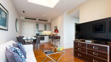 Apartment, 2 Bedrooms, City View | Living room