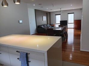 منزل | حمام | تجهيزات دش، مناشف