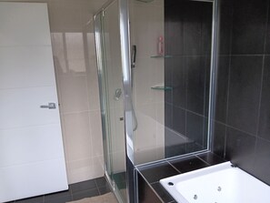 House | Bathroom | Shower, towels - Jacka home (Jacka)