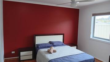 House | 5 bedrooms, blackout drapes, soundproofing