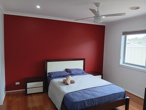 منزل | 5 عدّة غرف نوم وستائر تعتيم وتجهيزات عازلة للصوت ومكواة/لو ح كي