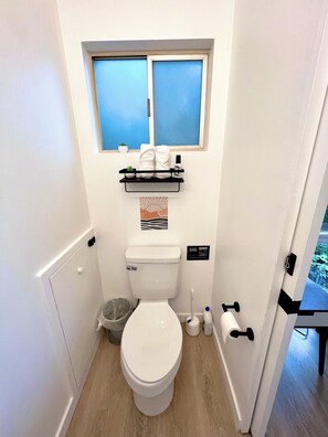 Hair dryer, towels, soap, shampoo - The Jungle House {AC/ Ocean View} (Kailua-Kona)