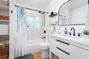 Haartrockner, Handtücher, Seife, Shampoo