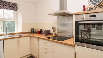 Cottage | Private kitchen | Fridge, electric kettle, toaster, cookware/dishes/utensils