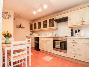 Fridge, electric kettle, toaster, cookware/dishes/utensils - Black Sheep Cottage (Thirsk)