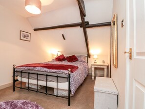 2 dormitoris, decoració individual i mobiliari individual 