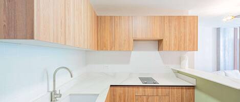 Kühlschrank, Herdplatte, Wasserkocher mit Kaffee-/Teezubehör