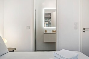 1 bedroom, desk, iron/ironing board, WiFi