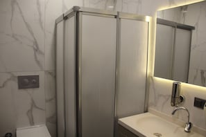 Standard Double Room | Bathroom | Shower, rainfall showerhead, hair dryer, slippers