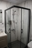 经典双床房 | 浴室 | 淋浴设施、大花洒淋浴喷头、吹风机、拖鞋