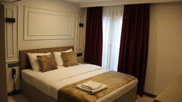 Standaard tweepersoonskamer | Een minibar, een kluis op de kamer, geluiddichte muren