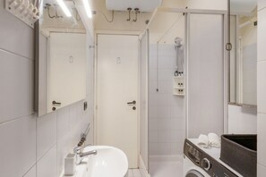 Douche, sèche-cheveux, bidet, shampoing