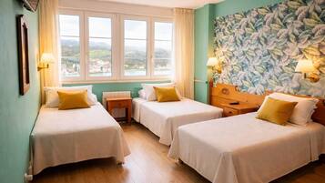 Triple Room | Desk, free WiFi