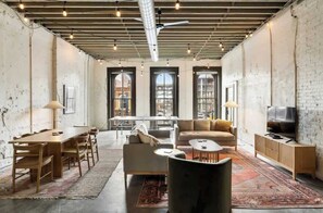 TV - Heart of Iconic Whiskey Row, Game Room 3BR Loft ! (Louisville)