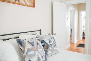 3 bedrooms, iron/ironing board, free WiFi, bed sheets - Cheerful 3BR Escape | Cozy Comforts Await (Montgomery)