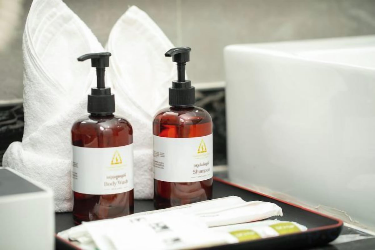 Produtos de toalete grátis, secador de cabelo, chinelos 