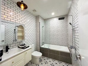 Articles de toilette gratuits, sèche-cheveux, chaussons