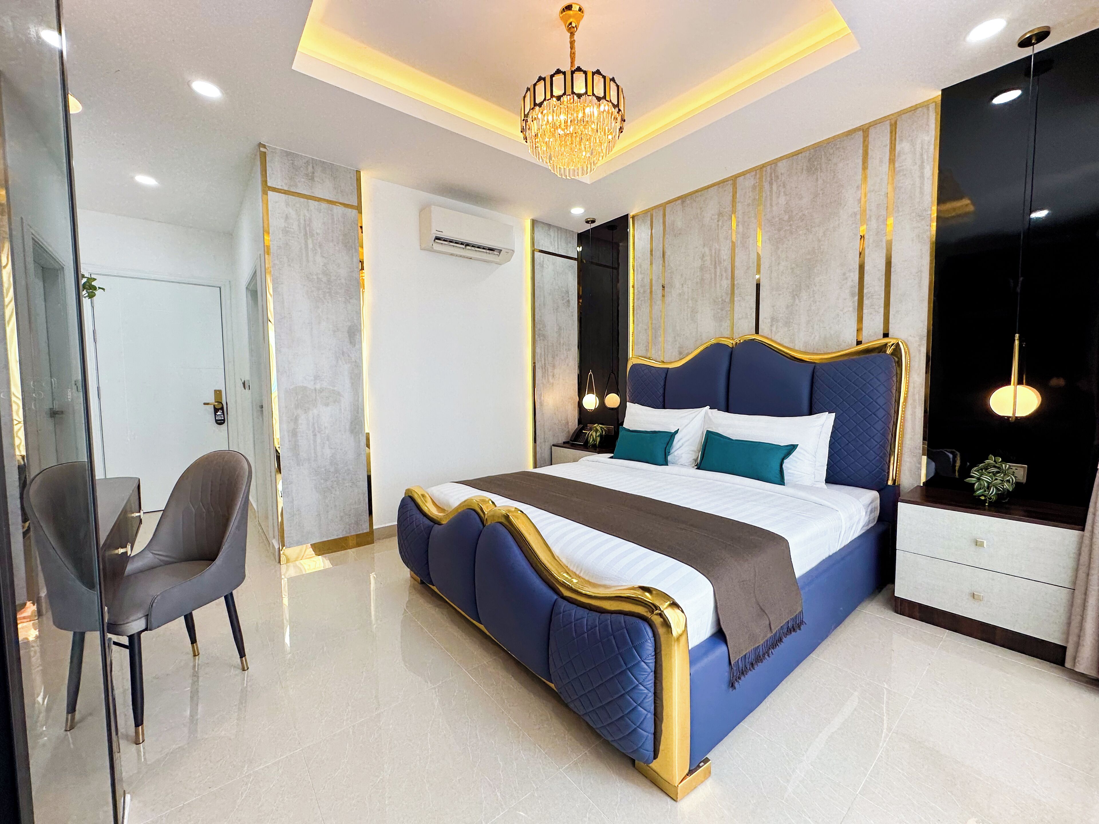 Comfort-sviitti | Yksilöllisesti sisustettu, yksilöllisesti kalustettu, työpöytä