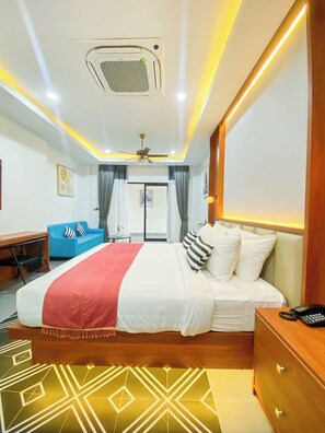 Suíte júnior, 1 cama King | Individualmente decorados, individualmente mobiliados, escrivaninha